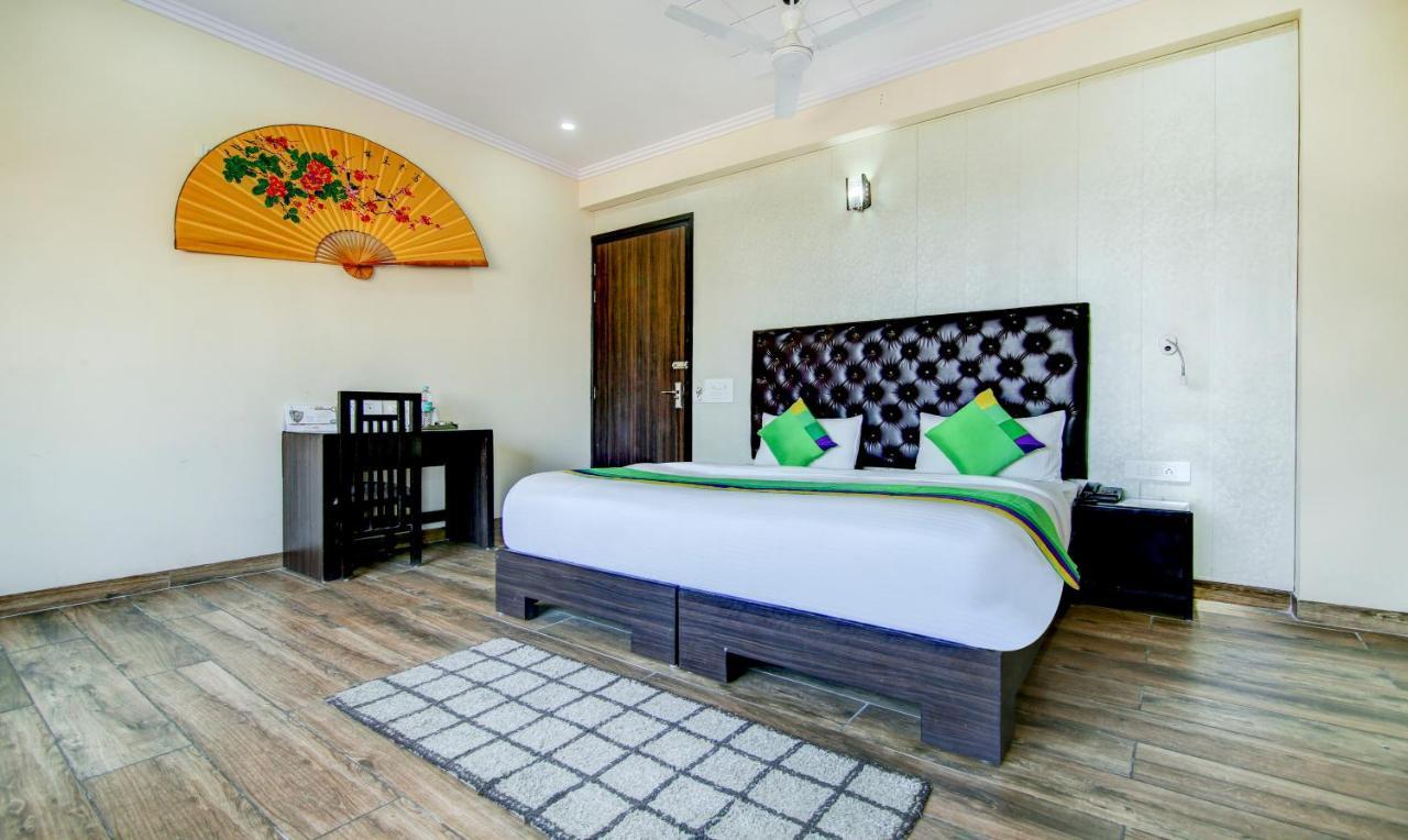 Treebo Trend Blooms Premium Hotel Gurgaon Exterior foto